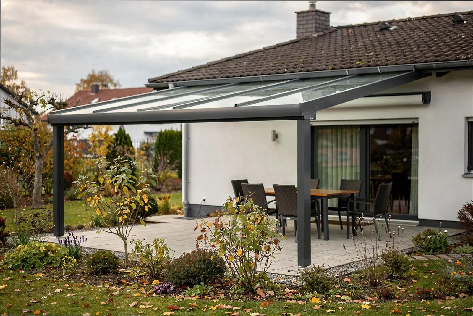 Moderne Terrassenüberdachung mit Glasdach in Kiel